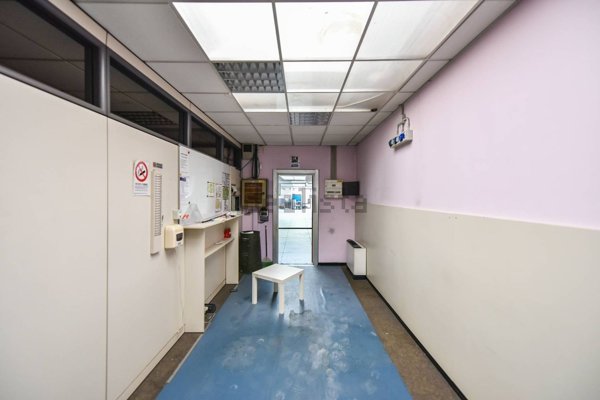 locale commerciale in vendita a Torino in zona Lucento