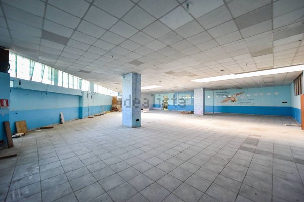 locale commerciale in vendita a Torino in zona Lucento