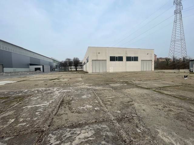 locale commerciale in vendita a Torino in zona Mirafiori Sud