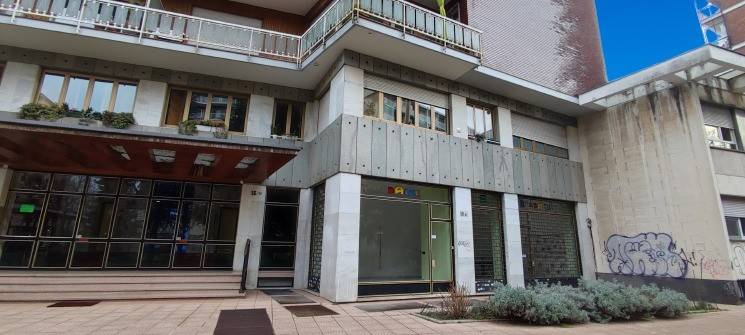 negozio in vendita a Torino in zona Mirafiori Sud
