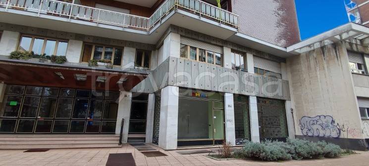 negozio in vendita a Torino in zona Mirafiori Sud