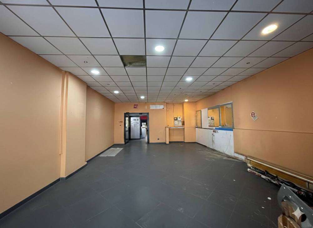 locale commerciale in vendita a Torino in zona Vanchiglia