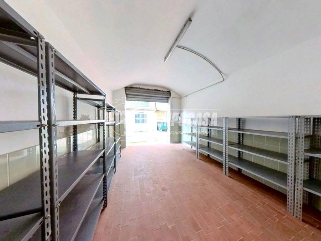 locale commerciale in vendita a Torino in zona Rebaudengo