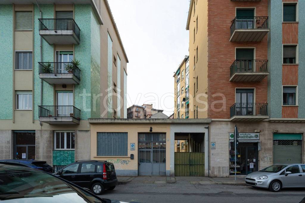 locale commerciale in vendita a Torino in zona Pozzo Strada