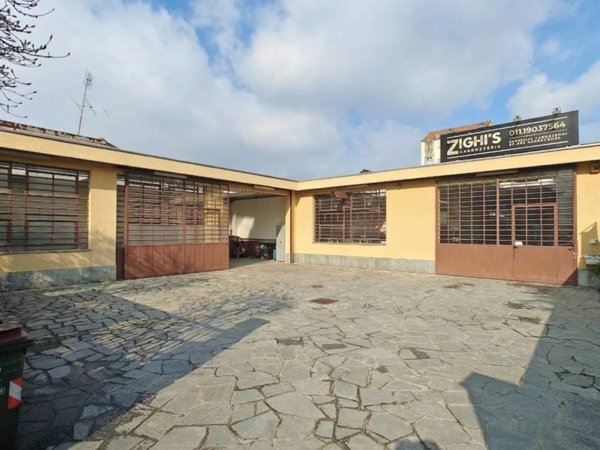 locale commerciale in vendita a Torino in zona Mirafiori Sud