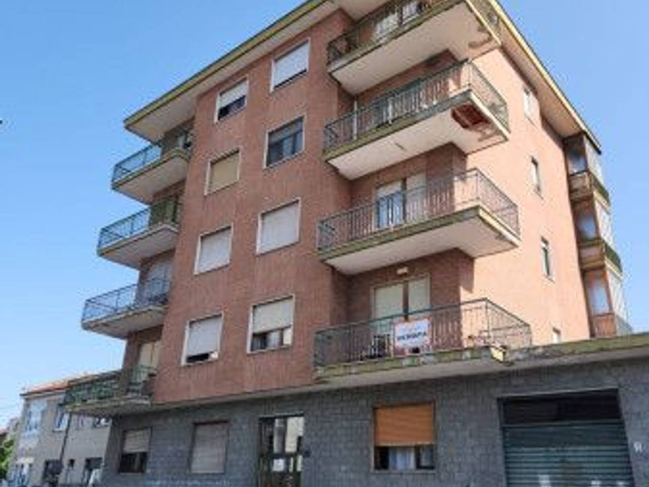 negozio in vendita a Torino in zona Mirafiori Sud