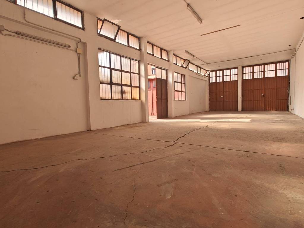 locale commerciale in vendita a Torino in zona Mirafiori Sud