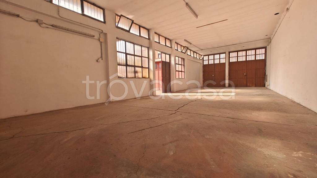 locale commerciale in vendita a Torino in zona Mirafiori Sud