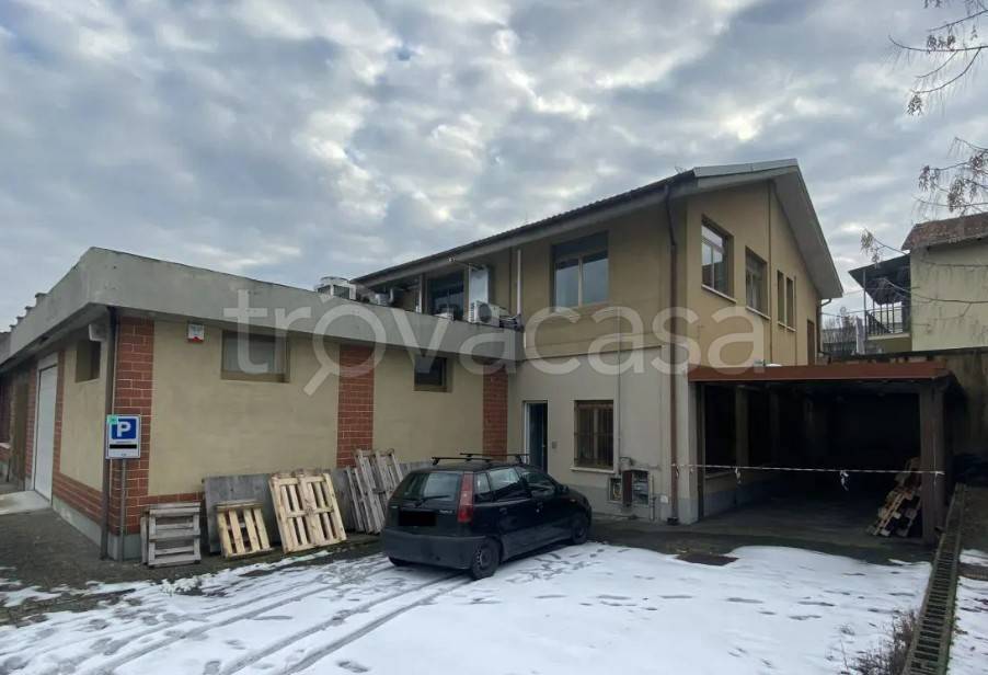 locale commerciale in vendita a Torino in zona Regio Parco