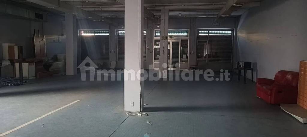 negozio in vendita a Torino in zona Lingotto