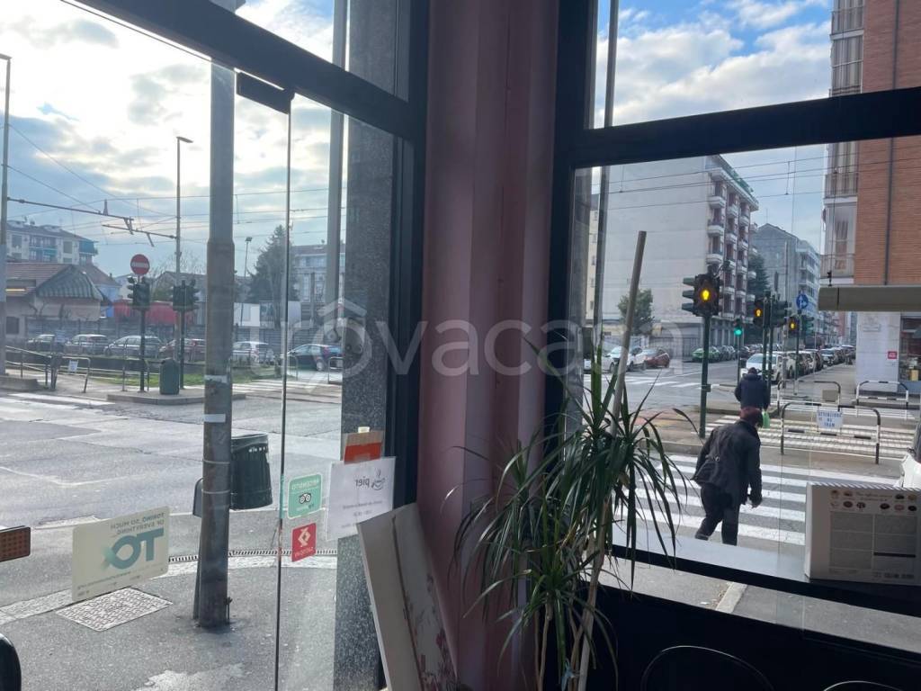 negozio in vendita a Torino in zona Lucento