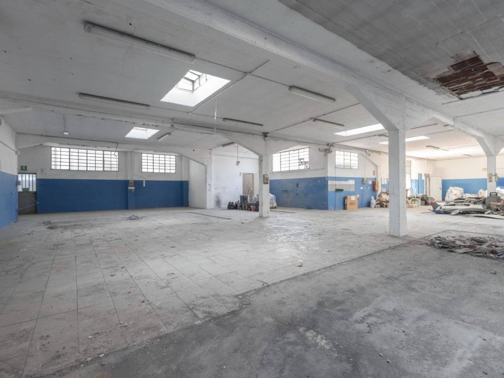 locale commerciale in vendita a Torino in zona Mirafiori Sud