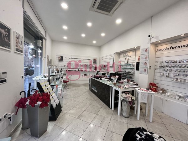 locale commerciale in vendita a Torino in zona Filadelfia