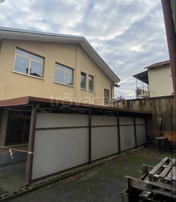 capannone in vendita a Torino in zona Regio Parco