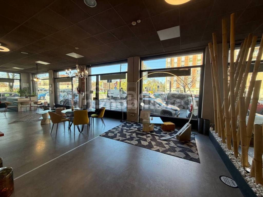 negozio in vendita a Torino in zona Mirafiori Sud