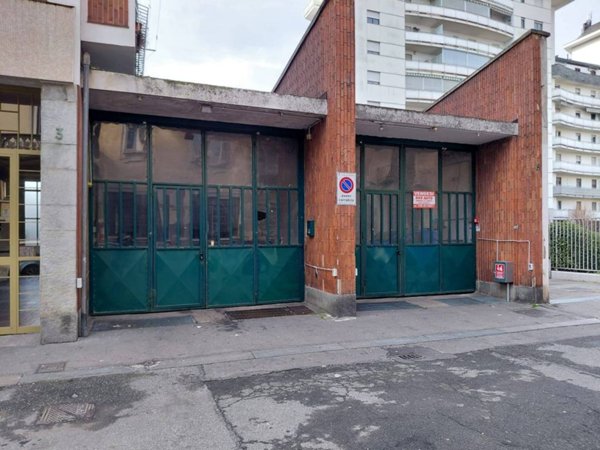 locale commerciale in vendita a Torino in zona Aurora