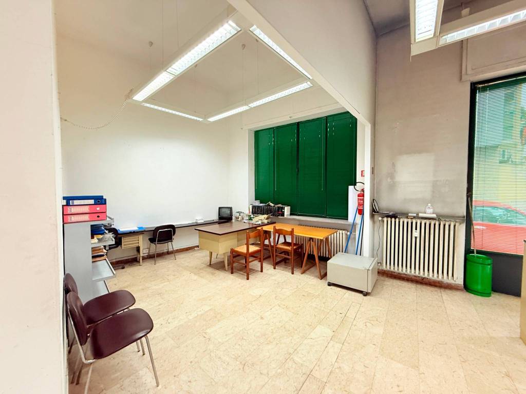 negozio in vendita a Torino in zona Borgata Vittoria