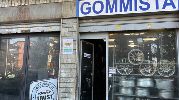 negozio in vendita a Torino in zona Parella