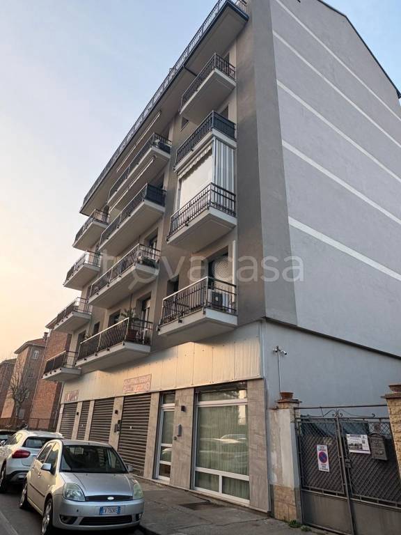 negozio in vendita a Torino in zona Mirafiori Sud