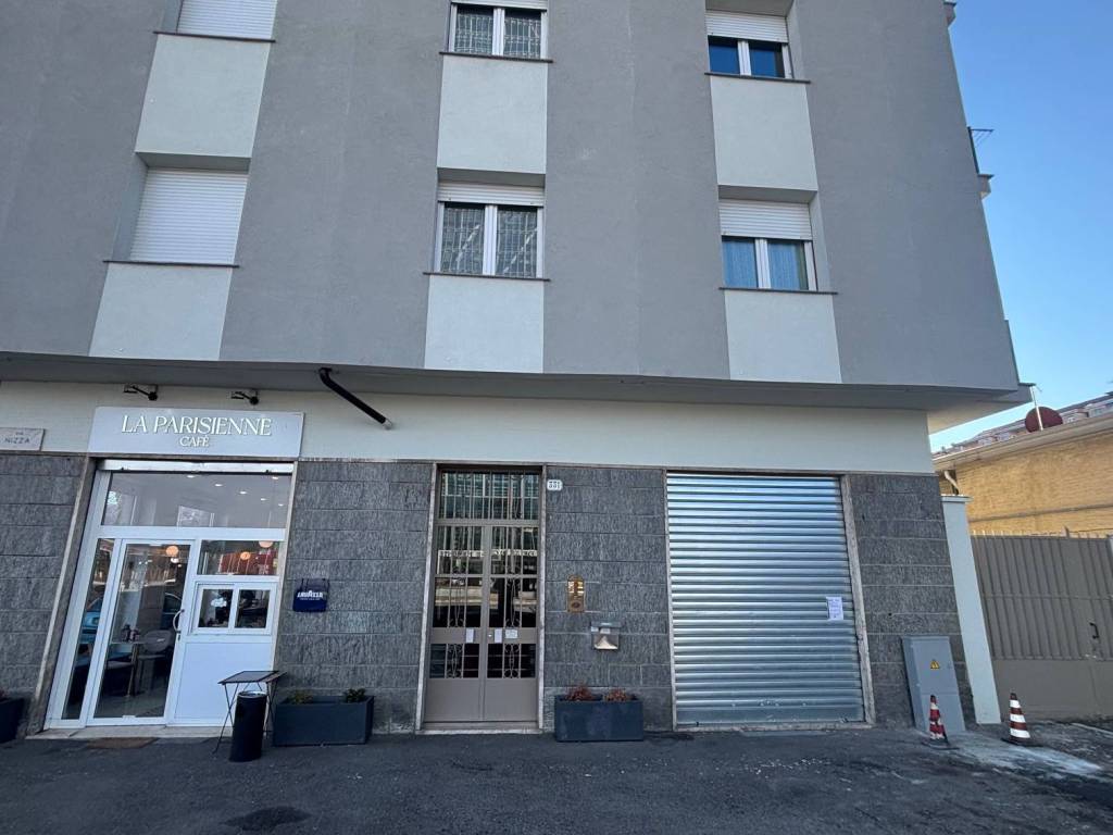 negozio in vendita a Torino in zona Lingotto