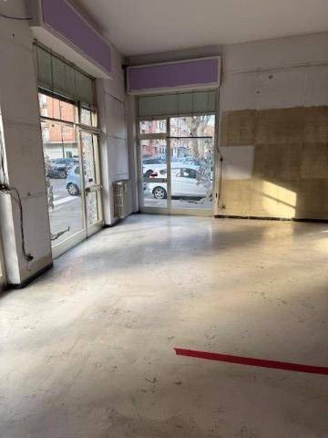 negozio in vendita a Torino in zona Parella