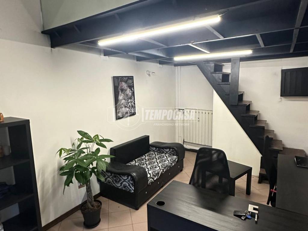 negozio in vendita a Torino in zona Vallette