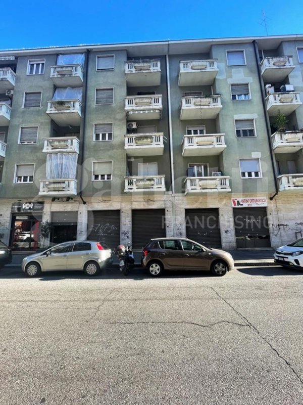 negozio in vendita a Torino in zona Mirafiori Nord