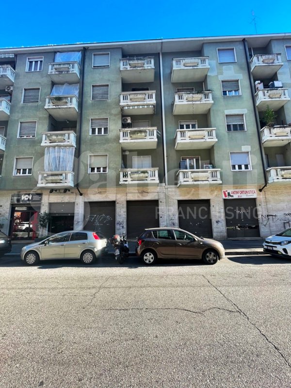negozio in vendita a Torino in zona Mirafiori Nord
