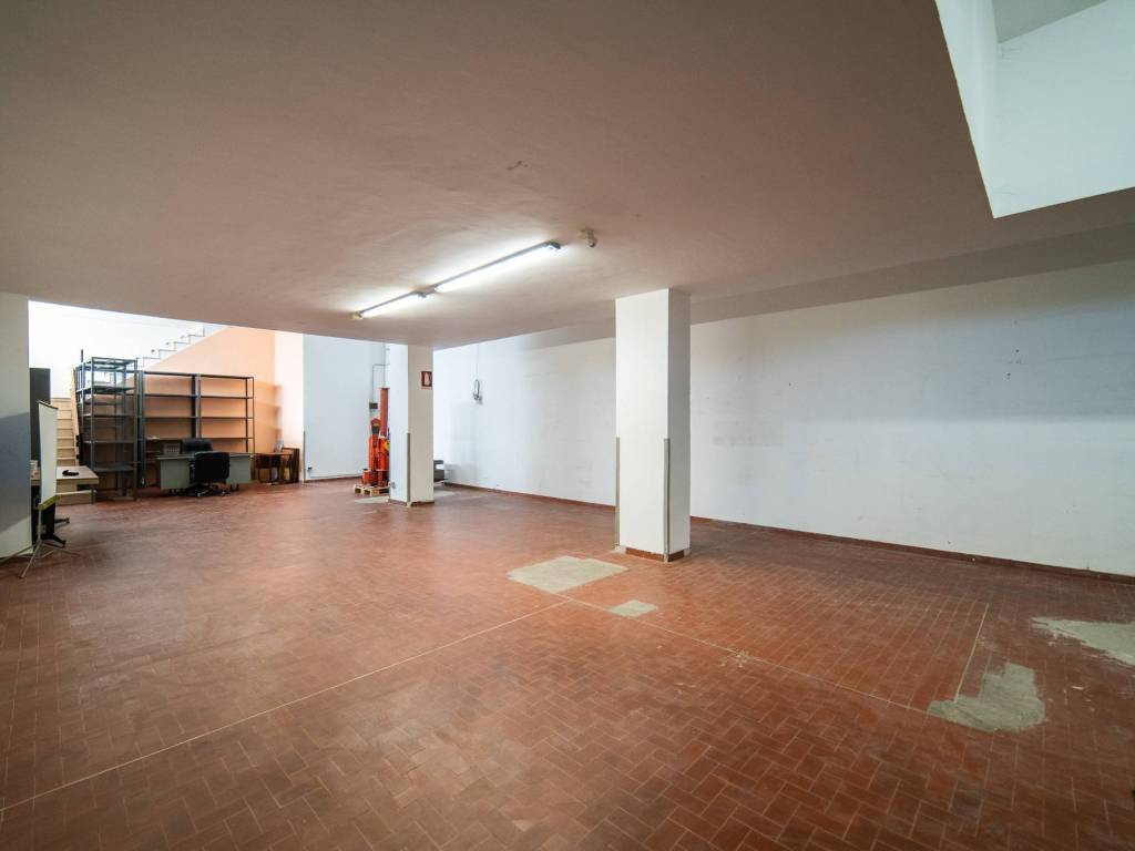 locale commerciale in vendita a Torino in zona Mirafiori Nord