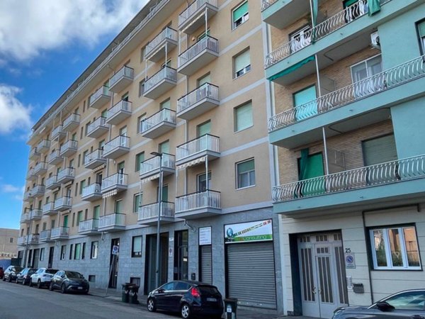 locale commerciale in vendita a Torino in zona Lingotto