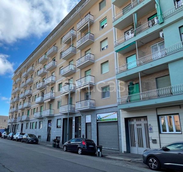 locale commerciale in vendita a Torino in zona Lingotto