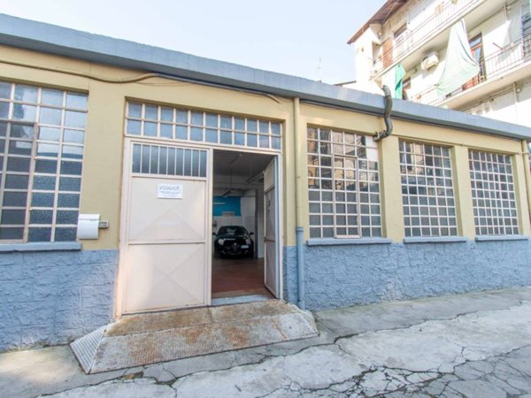 locale commerciale in vendita a Torino in zona Lucento