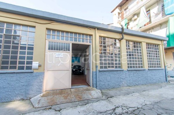 locale commerciale in vendita a Torino in zona Lucento