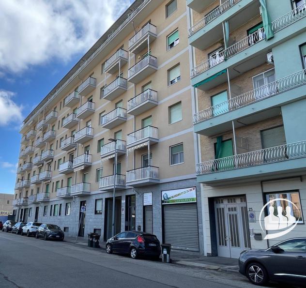 locale commerciale in vendita a Torino in zona Lingotto