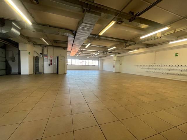 locale commerciale in vendita a Torino in zona Parella