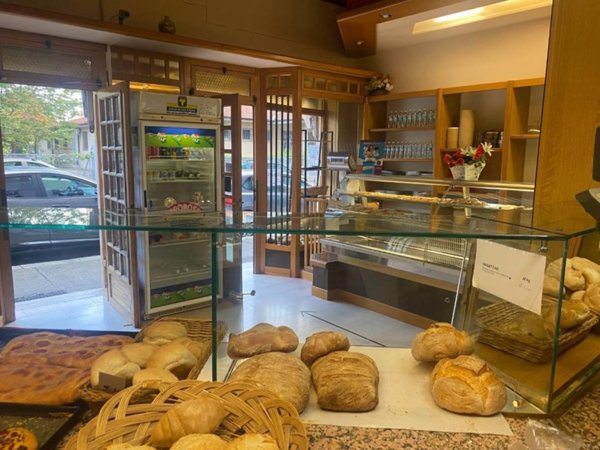 negozio in vendita a Torino in zona Mirafiori Nord