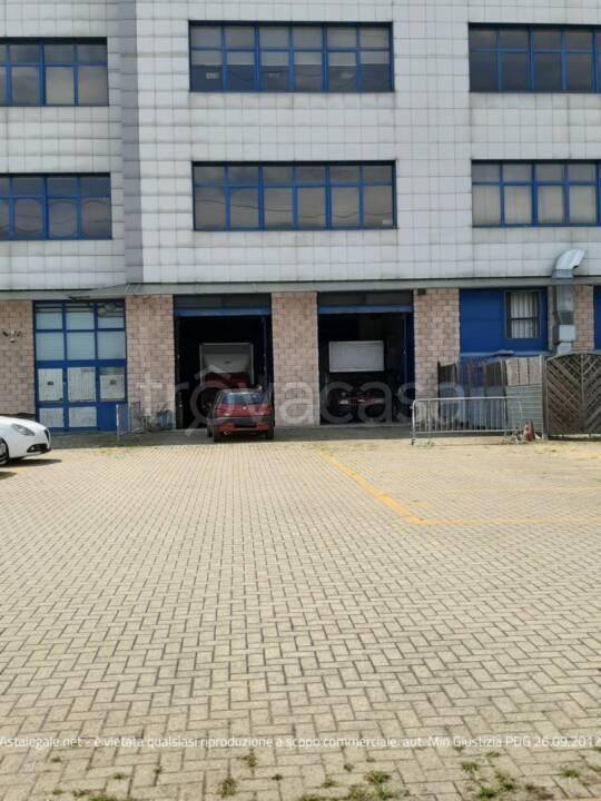 locale commerciale in vendita a Torino in zona Falchera