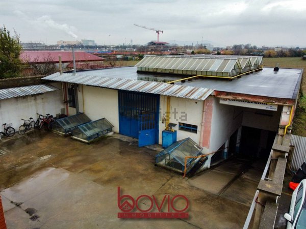 capannone in vendita a Torino in zona Borgata Lesna