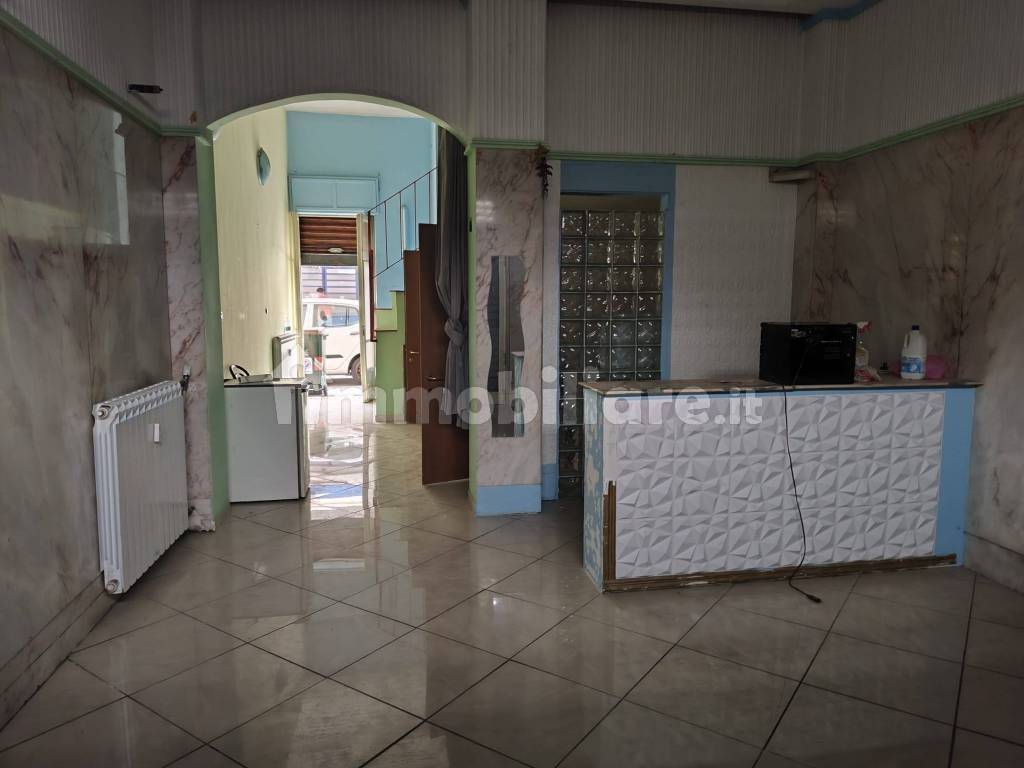 negozio in vendita a Torino in zona Mirafiori Sud