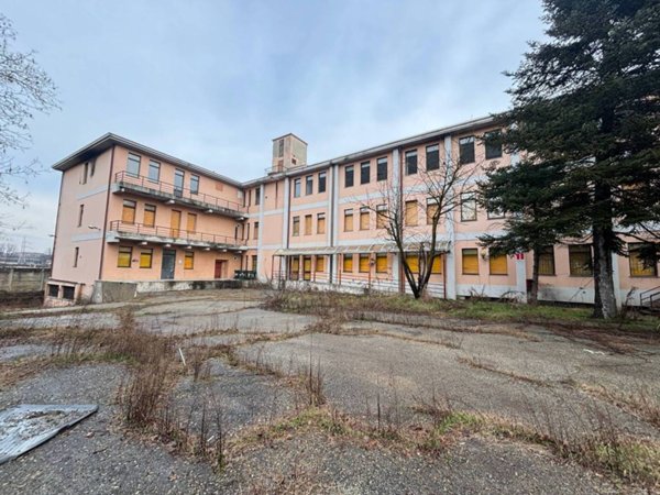 locale commerciale in vendita a Torino in zona Vanchiglia