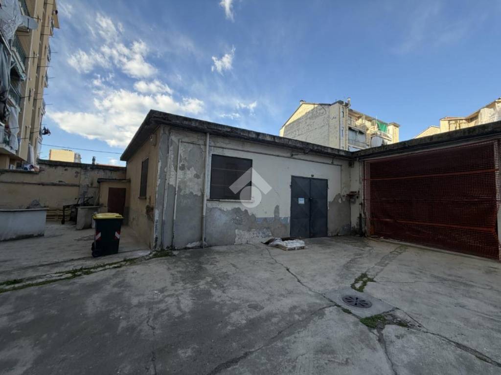 locale commerciale in vendita a Torino in zona Lucento