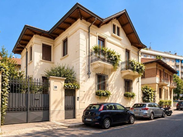 casa indipendente in vendita a Torino in zona Cit Turin