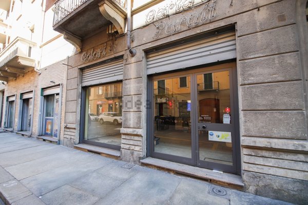 locale commerciale in vendita a Torino in zona Cenisia