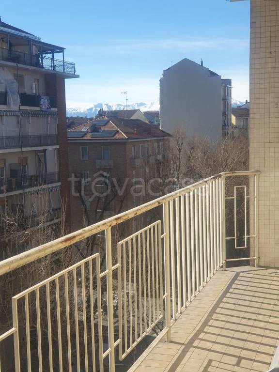 appartamento in vendita a Torino in zona Borgata Vittoria