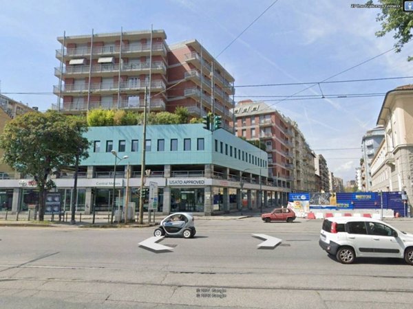 locale commerciale in vendita a Torino in zona Cit Turin