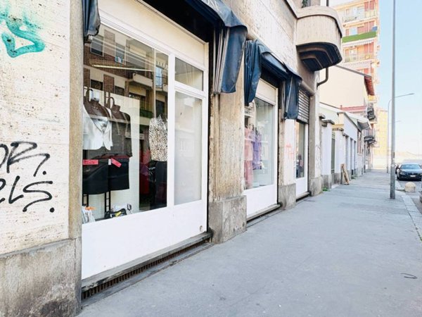 negozio in vendita a Torino in zona Madonna di Campagna