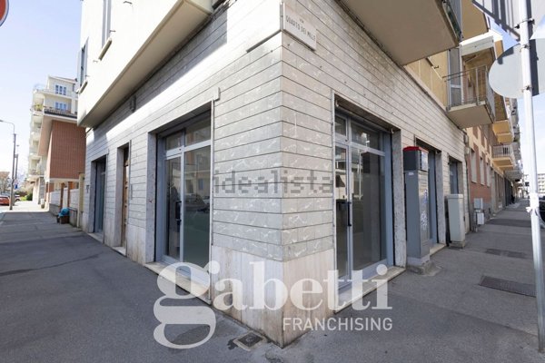 locale commerciale in vendita a Torino in zona Pozzo Strada