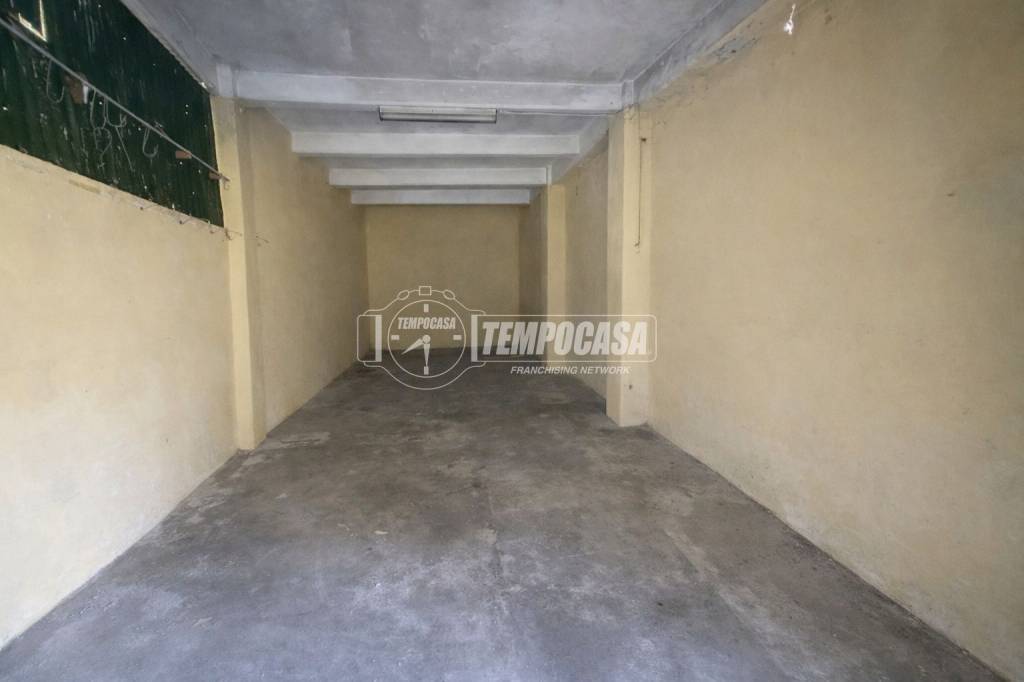 locale commerciale in vendita a Torino in zona Falchera