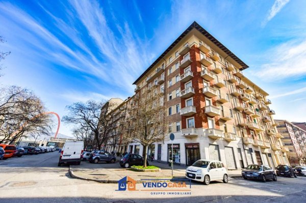 negozio in vendita a Torino in zona Lingotto