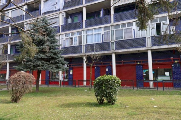 negozio in vendita a Torino in zona Mirafiori Sud